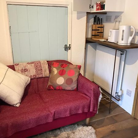 Tiny Cosy Snug Apartment Manorowen ภายนอก รูปภาพ