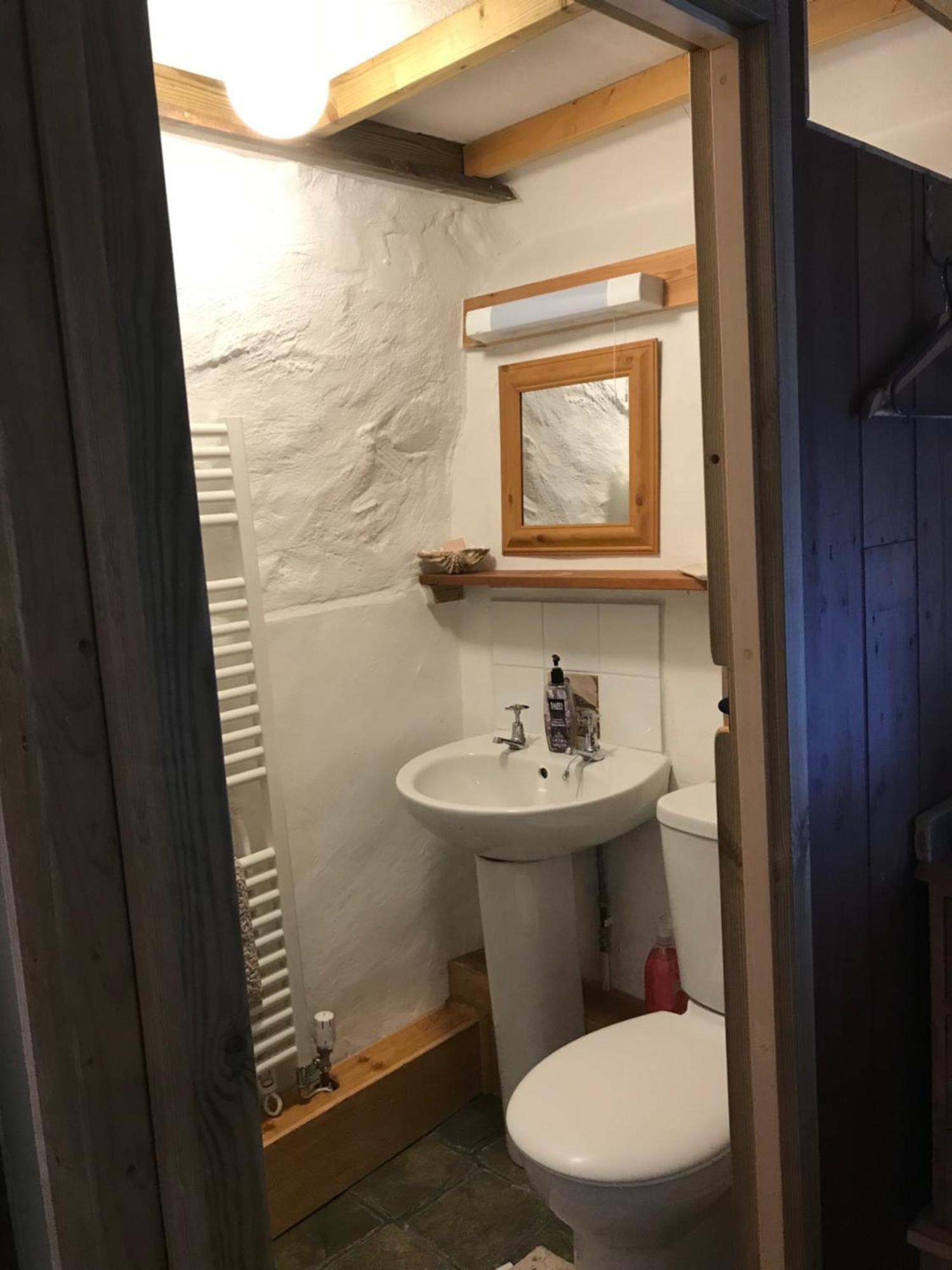 Tiny Cosy Snug Apartment Manorowen ภายนอก รูปภาพ